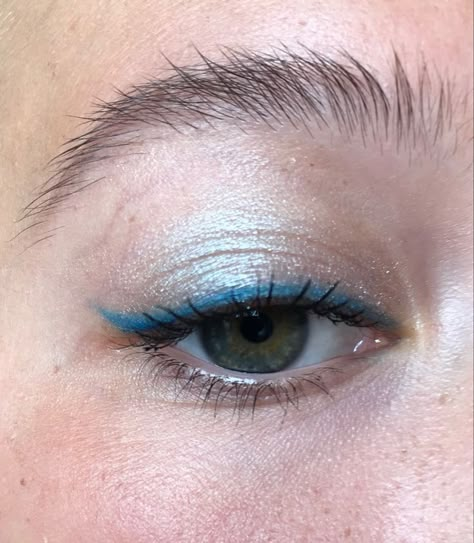 Blue Eyeliner Looks, Funky Makeup, Face Art Makeup, Blue Eyeliner, Formal Makeup, Swag Makeup, Dope Makeup, Colored Eyeliner, Blue Makeup