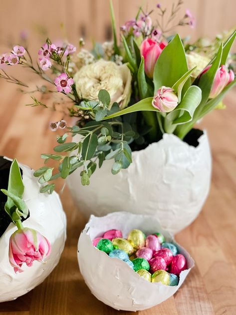 A papier mache cracked egg! A simple craft that is inexpensive, festive and fun. It’s so easy, even your kiddo can help out! Paper Mache Easter Basket, Decorate For Easter, Reading My Tea Leaves, Paper Mache Eggs, Dino Eggs, Blowing Up Balloons, Easter Egg Basket, Cracked Egg, Paper Mache Crafts