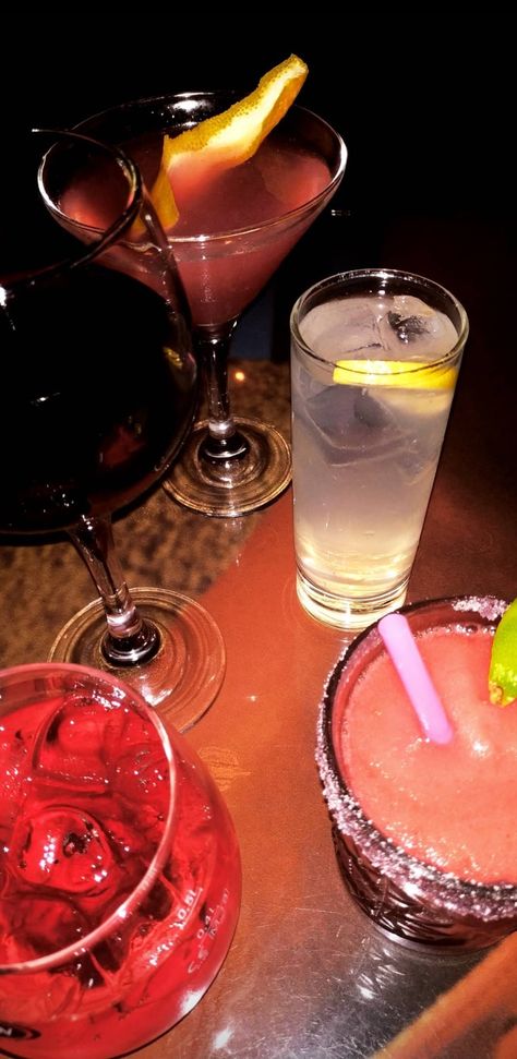 Pretty Alcoholic Drinks, Cocktails Bar, Alcohol Aesthetic, Fancy Drinks, Pretty Drinks, Snap Food, Instagram Food, Food Snapchat, Bar Drinks