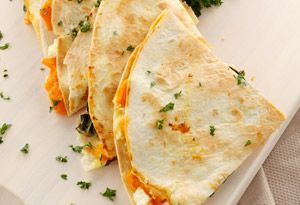 caramelized peach and brie quesadilla with honey Peach Quesadilla, Peach And Brie, Brie Quesadilla, Peach Brie, Quick Appetizer Recipes, Caramelized Peaches, Sweet Potato Recipes Healthy, Fingerfood Party, Enjoy Your Meal