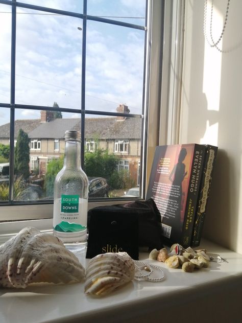 Bedroom Windowsill Decor, Small Windowsill Decor, Window Sill Decor Aesthetic, Window Sill Decor Bedroom Aesthetic, Bedroom Window Sill Decor, Books In Window Sill, Books On Windowsill, Cute Window, Windowsill Aesthetic