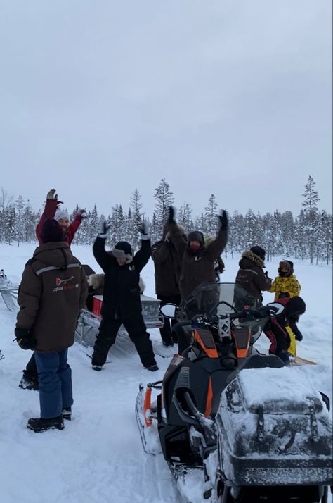 Winter Vacation With Friends, Friend Group Winter Aesthetic, Cabin Trip With Friends Aesthetic, Snow Trip With Friends, Winter Group Photos, Ski Trip With Friends, Christmas With Friends Aesthetic, Winter Friends Aesthetic, Pose For Group Photos