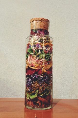 DIY: How to Preserve Your Wedding Bouquet – Legacybox Mason Jar Dried Flowers, Save Dried Flowers, Saving Roses Dried Flowers, Dried Flowers Storage, Dried Flowers In Jars, Dried Flowers In A Jar, Dried Flower Jar, Dry Roses Ideas Decoration, Dried Flowers Gift Ideas