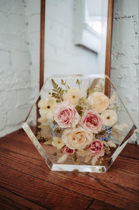 Flowers In Epoxy Resin Diy, Bridal Bouquet Resin Preservation, Flower Bouquet Shadow Box Ideas, Wedding Bouquet Saving Ideas, Bouquet Wedding Preservation, Epoxy Resin Wedding Bouquet, Wedding Bouquet Keepsake Ideas, Resin Preserved Wedding Flowers, Wedding Flower Epoxy