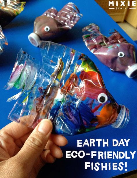 Eco friendly {reuse, recycle, repurpose} crafts Earth Day Projects, Plastic Fish, Preschool Craft, Earth Day Crafts, Fish Crafts, Ocean Crafts, Classroom Crafts, Camping Crafts, Preschool Ideas