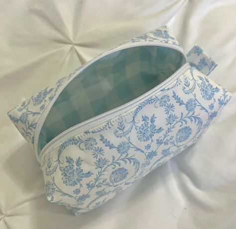 Light Blue Floral Makeup/cosmetic Bag With Blue Gingham Lining - Etsy Sewing Makeup Bag, Bridesmaid Bachelorette, Floral Makeup, Cute Makeup Bags, Flower Makeup, Blue Toile, Blue Makeup, Love Sewing, Blue Gingham