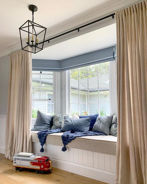 Bay Window Seat Bedroom, Bay Window Reading Nook, Window Seat Curtains, Window Pillows, Window Seat Living Room, Ideas For Living Room Curtains, Bedroom With Bay Window, Reading Nook Window Seat, Curtain Ideas For Living Room