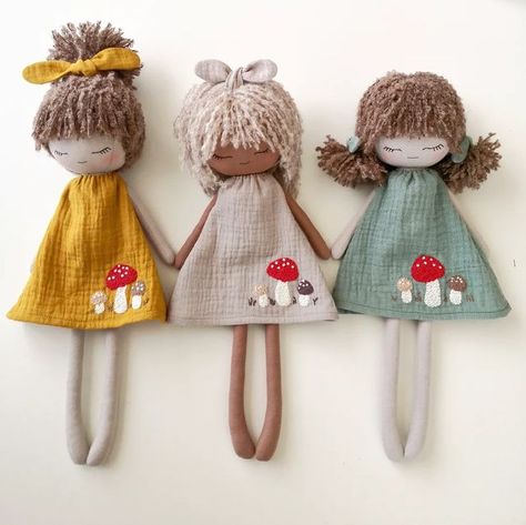 Happy Nursery, Nursery Embroidery, Dolls Handmade Diy, Diy Rag Dolls, Baby Doll Pattern, Yarn Dolls, Instagram Autumn, Rag Dolls Handmade, Cute Doll