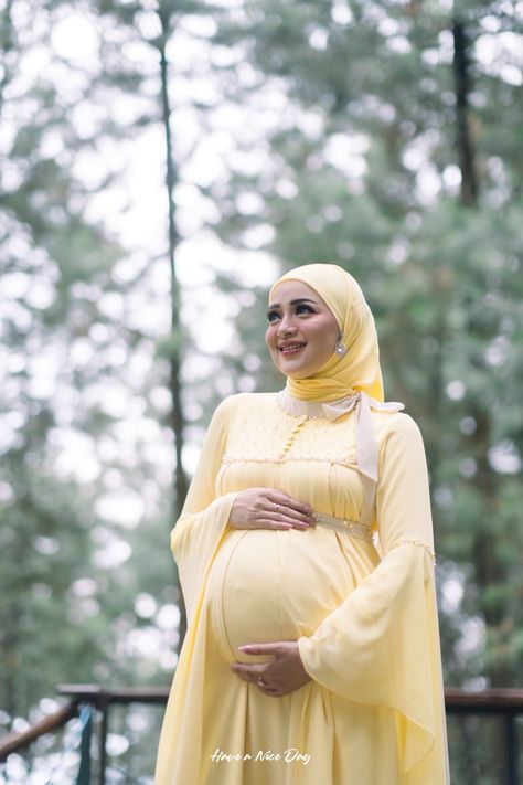 Pretty Pregnant, Mode Turban, Style Hijab, Hijabi Girl, Pregnancy Outfits, Maternity Photoshoot, Family Maternity, Hijab Style, Baby Bumps