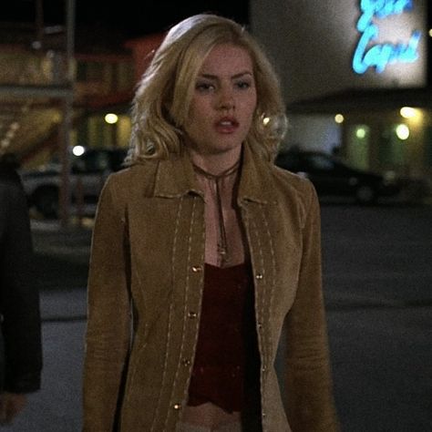 Elisha Cuthbert Girl Next Door, Blonde Faceclaims Female, The Girl Next Door Aesthetic, The Girl Next Door Outfits, Elisha Cuthbert 2004, The Girl Next Door Movie, Girl Next Door Outfits, Girl Next Door Movie, The Girl Next Door 2004