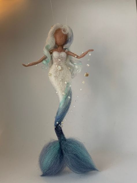 Felted Mermaid, Felt Mermaid, Spirit Art Dolls, Needle Felting Diy, Yarn Dolls, Felt Fairy, Needle Felting Tutorials, Fairy Crafts, Needle Felting Projects