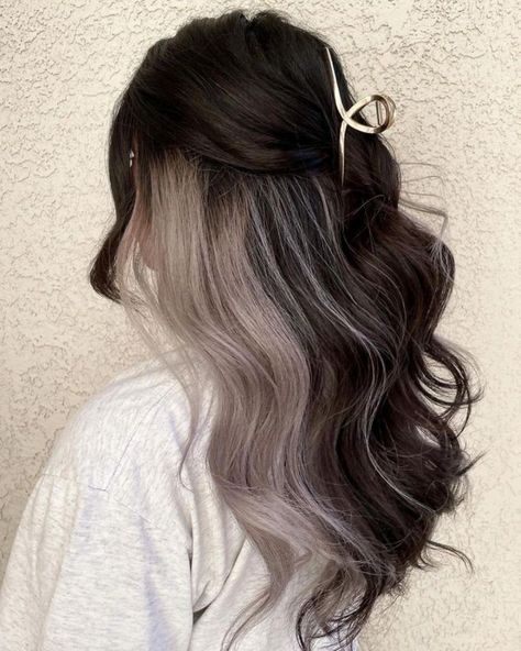 Dark Brown Hair With Ash Blonde Peekaboos, Hair Dye Ideas With Brown Hair, Cute Colors To Dye Your Hair Natural, Bubble Tea Hair Color, Two Tone Brown Hair, Hair Color Ideas For Curly Hair, Underlayer Hair Color, Purple Peekaboo Hair, Colorblock Hair