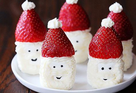 Strawberry Santa Snacks!  -Marshmallow with food marker face  -Pipe on white frosting for hair and beard -Top with strawberry hat -Add frosting pom-pom on top -Easy! Merry Christmas! GiantTeddy.com Strawberry Santas, Strawberry Treats, Marshmallow Treats, Marshmallow Pops, Christmas Snacks, Christmas Appetizers, Christmas Goodies, Noel Christmas, Christmas Crafts For Kids