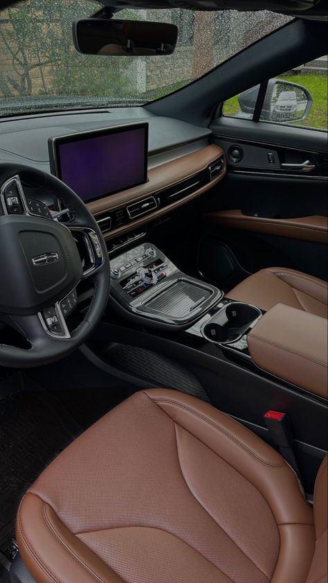 Brown car interior, instagram, aesthetic, lincoln, car, clean Black Car Brown Interior, Brown Leather Seats Car, Brown Car Seats, Black And Brown Car Interior, Brown Leather Interior Car, Elegant Car Interior, Brown Car Interior Aesthetic, Brown Car Interior Decor, Lincoln Car Aesthetic