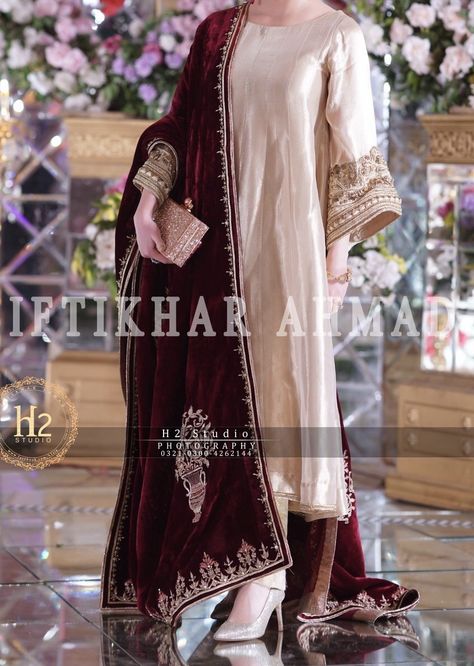 Valvet Suite Design Pakistani Embroidery, Banarsi Dupatta Suits Style, Velvet Dupatta Designs, Mehroon Suit Designs, Simple Suit With Heavy Dupatta, Plain Velvet Suit Design, Plain Suit With Heavy Dupatta, Suit With Heavy Dupatta, Velvet Suit Design