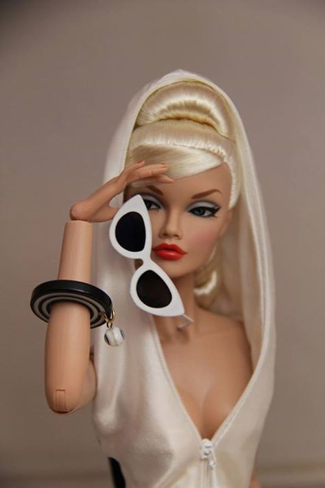 17 Veces en las que Barbie se tomó selfies más fashion que yo para Instagram Barbie Mala, Barbie Fashion Sketches, Barbie Funny, Bad Barbie, Barbie Images, Im A Barbie Girl, Poppy Parker Dolls, Barbie Life, Barbie Vintage