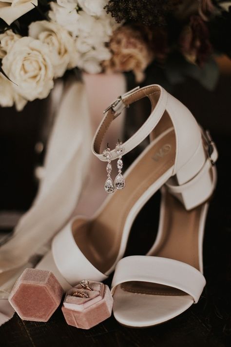 Wedding Accessories Pictures, Wedding Layflat, Vintage Romance Wedding, Wedding Photography Detail Shots, Wedding Detail Shots, Wedding Photography List, Bride Details, Detail Photography, Wedding Accesories