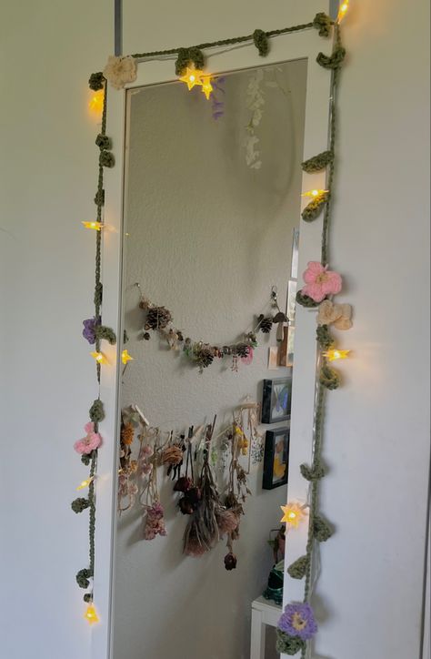 Crochet Room Decor Cottage Core, Room Ideas Crochet, Crochet Flowers Room Decor, Crochet Bedroom Ideas, Room Crochet Ideas, Crochet Diy Ideas Home Decor, Crochet Vines Room Decor, Crotchet Room Decor Ideas, Crochet Projects Room Decor