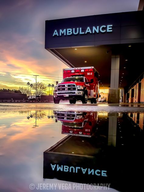 Ambulance Wallpaper, Ems Photography, Paramedic Wallpaper Iphone, Ambulance Photography, Ems Aesthetic, Emt Aesthetic, Chris Hemsworth Workout, Emergency Ambulance, Ems Humor