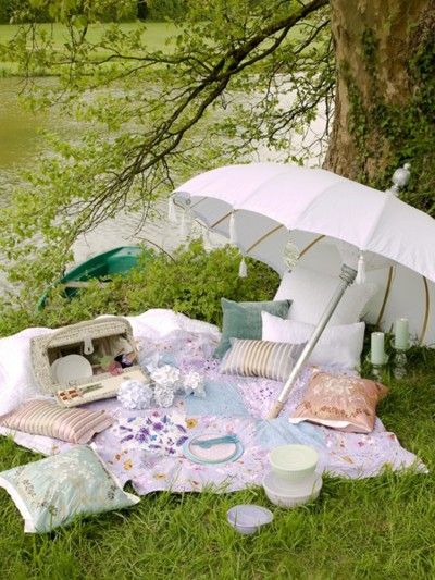 Cute picnic in the garden Picnic Inspiration, Company Picnic, Romantic Picnics, Perfect Picnic, Picnic Time, Picnic In The Park, Picnic Party, Garden Cottage, Summer Picnic