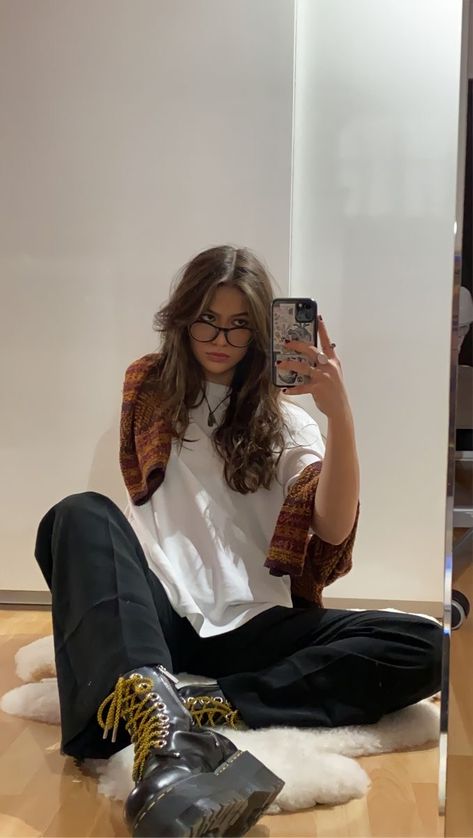 Glasses Aesthetic Outfit, Jadon Max Outfit, Jadon Max Outfits, Glasses Outfit Aesthetic, Thrifted Rings, Mirror Outfit Pics, Outfit Women Aesthetic, Grunge Indie Aesthetic, Grunge Glasses