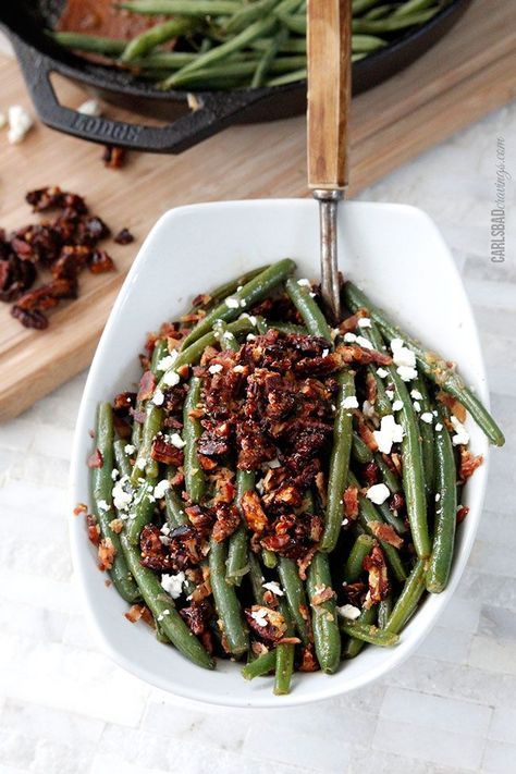 Stovetop Thanksgiving Sides, Maple Green Beans, Unique Thanksgiving Recipes, Good Green Bean Recipe, Easy Green Bean Recipes, Thanksgiving Green Beans, Caramelized Pecans, Turkey Side Dishes, Green Beans Side