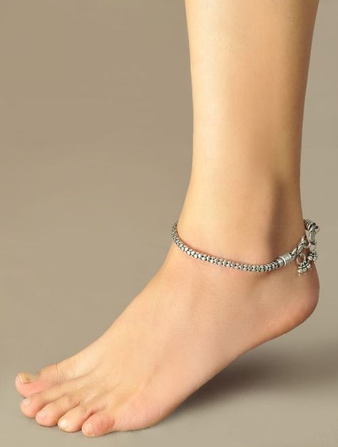 Anklet Painjan Designs Silver Simple, Jhanjra Design Silver, Silver Anklet Design Indian, Simple Payal Designs Silver, Anklets Indian Silver, Anklets Indian Silver Simple, Silver Kada Women Leg, Indian Anklets Silver, Silver Tilla Anklets For Puja