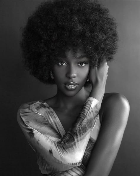 Dark Skin Models, Model Headshots, Headshot Poses, Beautiful Photoshoot Ideas, Quotes Black, Studio Photography Poses, Movie Black, Black Photography, Fun Photoshoot