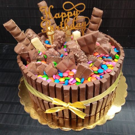 Doesn't this cake scream happinessIt surely does for usAlso this being one of the most loved cakes at Buttercup BungalowCall/what’s app9721107889,9005522220chocolatecake chocolateoverload chocolate gems bestcake favouritecake bitein yummy delicious goodness customisedcake bb buttercupbungalow kitkat kitkatcake favouritecake signaturecake lucknow_igers Kit Kat Cake Designs, Cake With Kit Kats Around It, Gems Birthday Cake, Kit Kat Cake Ideas, Kitkat Cake Design, Kitkat Cake Ideas, Chocolate Kitkat Cake, Chocolate Kit Kat Cake, Chocolate Explosion Cake