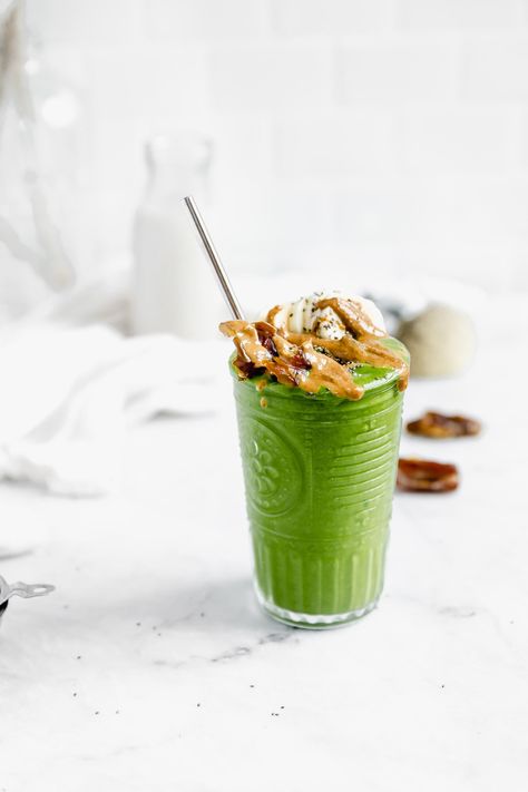 This healthy matcha green smoothie is the perfect protein packed way to start your morning. With a little extra caffeine for your morning Matcha Collagen, Collagen Smoothie, Peanut Butter Toast, Healthy Dessert Recipes Easy, Broma Bakery, Best Matcha, Matcha Smoothie, Healthy Desserts Easy, Matcha Green