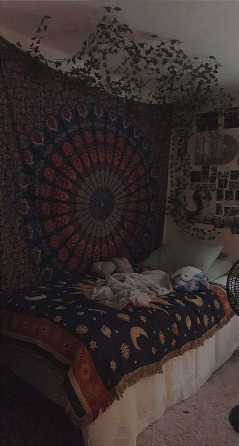 Grunge Bedroom Tapestry, Tapestry Bedroom Cozy, Tapestry Above Bed, Tapestry Bedroom Aesthetic, Hippie Bed, Hippie Bedroom Decor, Hippie Room, Tapestry Decor, Ideal Bedroom