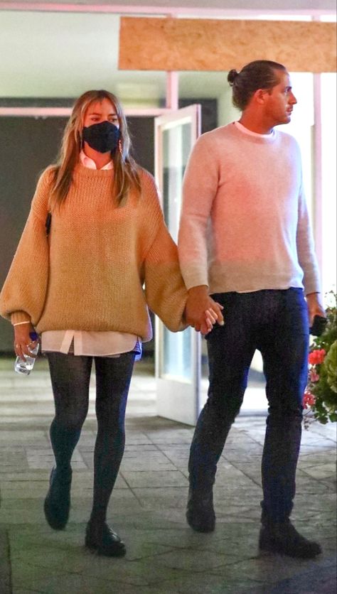 Margot Robbie Street Style Margot Robbie Street Style, Margot Robbie Tom Ackerley, Date With Husband, Margrot Robbie, Tom Ackerley, Margot Robbie Style, Venus In Gemini, Sushi Date, Style Analysis