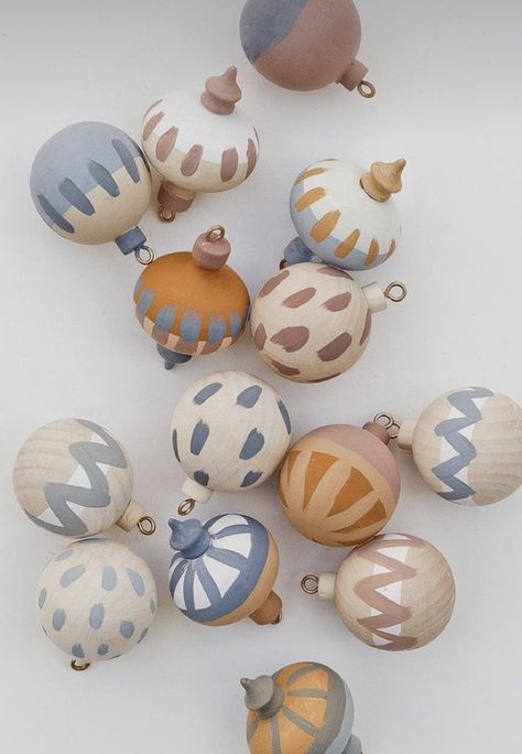 Diy Christmas Spheres, Painting Ornaments Diy, Christmas Decorations Diy Crafts, Merry Bright Christmas, Xmas Diy, Painted Ornaments, Hand Painted Ornaments, Christmas Makes, Holiday Art