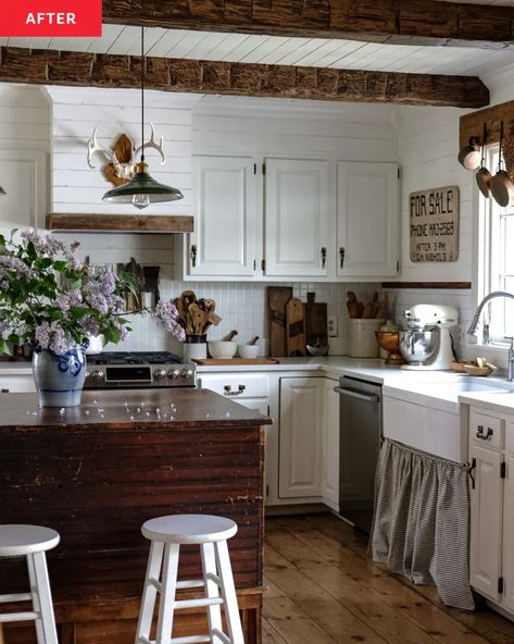 Dated ‘80s Kitchen Cabinets Get a Charming Farmhouse Makeover | Apartment Therapy 80s Kitchen, Old Farmhouse Kitchen, Oak Kitchen Cabinets, Bakers Rack, Charming Kitchen, Cottage Kitchens, Dream Kitchens, Kitchen Ceiling, Oak Kitchen