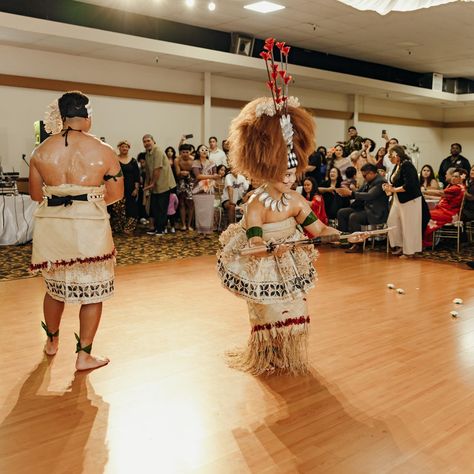 SIVA SAMOA 🇦🇸🇼🇸🔥💸👏🏽 The grand finale of this amazing wedding day & our favorite part of every Polynesian wedding reception! Can you tell @faletoluata @will.tonga did amazing?! Which one is your favorite? 🥰 Polynesian wedding, Polynesian wedding reception, Polynesian wedding photography, Samoan wedding photography, Samoan wedding Videography, Siva Samoa, taualunga #polynesian #polynesianwedding #polynesianweddings #samoanwedding #samoanweddings #tonganwedding #sivasamoa #taualuga #hawaiiw... Tongan Wedding, Samoan Wedding, Polynesian Wedding, Video Team, Wedding Videographer, Wedding Videography, Tonga, World Cultures, Samoa