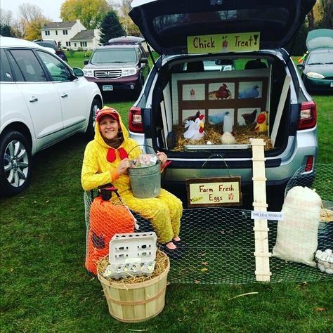 Last minute trunk or treat idea. Most of us probably have everything needed to complete this project! Trunker Treat Ideas, Chicken Halloween, Trunk Or Treat Ideas, Chicken Treats, Harvest Party, Treat Ideas, Trunk Or Treat, Farm Theme, Theme Halloween