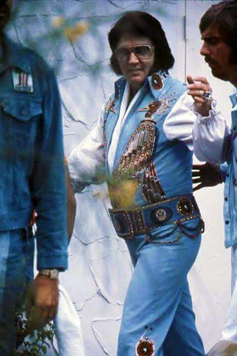 Elvis in Lakeland, FL September 4, 1976. Fat Elvis, Elvis Presley Family, Elvis Jumpsuits, Elvis In Concert, Elvis Presley Images, Elvis Presley Pictures, Joseph Jackson, King Of Pop, King Of Music