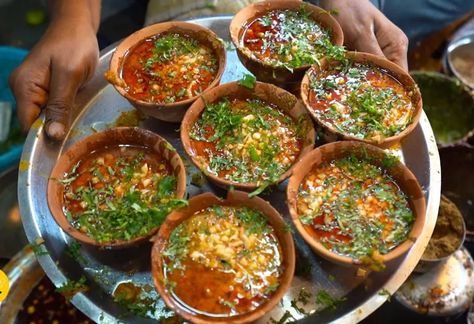 Tamatar Chaat, Varanasi Food, Chats Recipe, Khana Khazana, Chaat Recipe, Indian Street, Indian Street Food, Food Ads, Food Tour