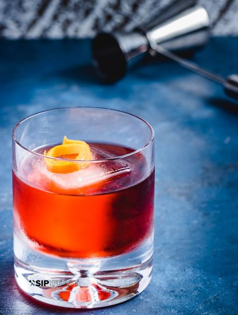 Featured image of How To Make The Best Negroni Sweet Vermouth, Italian Cocktails, Orange Drinks, Drink Recipes Nonalcoholic, Bitter Orange, Christmas Cocktails, Drink Recipe, Vermouth, Negroni