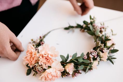 How to make a fresh flower crown for your wedding Diy Flower Crown Tutorial, Flower Crown Tutorial, Săpunuri Handmade, Diy Flower Crown, Diy Flores, Flowers And Greenery, Diy Crown, Bridal Flower Crown, Flower Studio