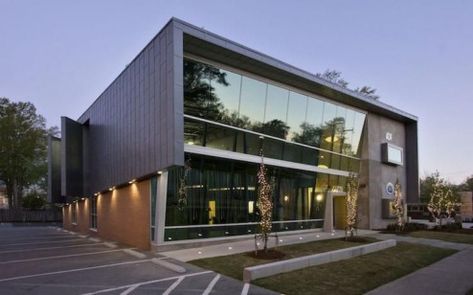 40 Amazing Office Architecture Building Ideas - SweetHomes #commercialandofficearchitecture #commercial #and #office #architecture Small Office Building Facade Design, Small Modern Office Building Exterior, Small Office Building Facade, Small Office Facade, Small Office Building Architecture, Small Office Exterior Design, Office Building Facade, Office Building Exterior, Small Office Building Design