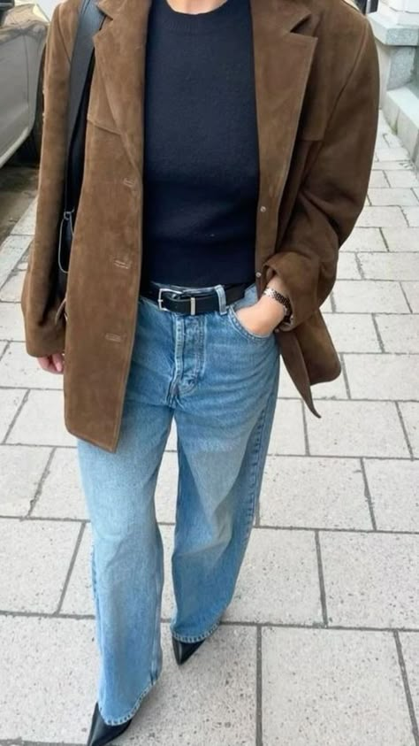 Trends 2024 Fashion, Suede Jacket Outfit, Katie Sturino, Australian Winter, Vsco Girl Aesthetic, T Shirt Outfits, Autumn Outfit Ideas, Overalls Outfit, Cute Autumn