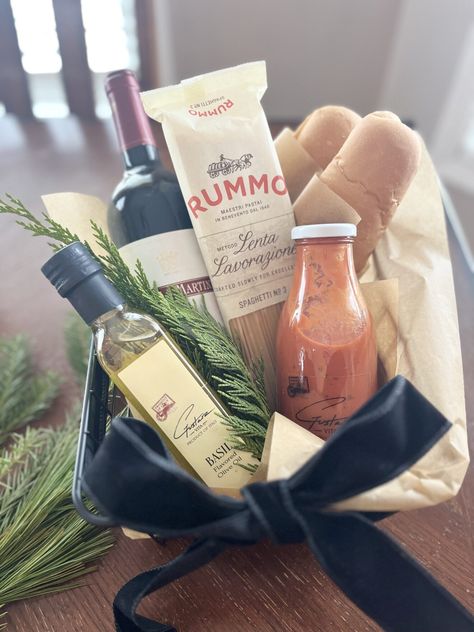 Pasta Basket Ideas, Diy Pasta Gift Basket, Pasta Themed Gift Basket, Italy Themed Gift Basket, Pasta Gift Basket Ideas, Pasta Gift Basket, Wine And Pasta Gift Basket Ideas, Cooking Theme Raffle Basket, Pasta Gifts