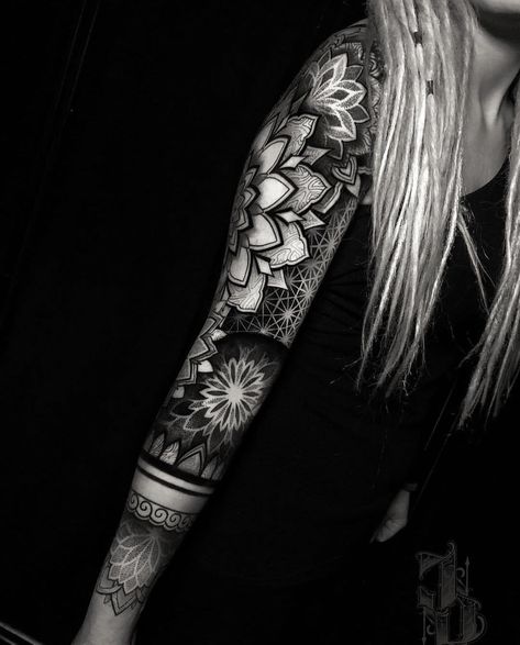 Female Full Sleeve Tattoo, Tattoo Sleeve Women Unique, Butterfly Sleeve Tattoo, Mandala Tattoo Designs, Mangas Tattoo, Mandala Sleeve, Shoulder Sleeve Tattoos, Mandala Tattoo Sleeve, Geometric Sleeve Tattoo