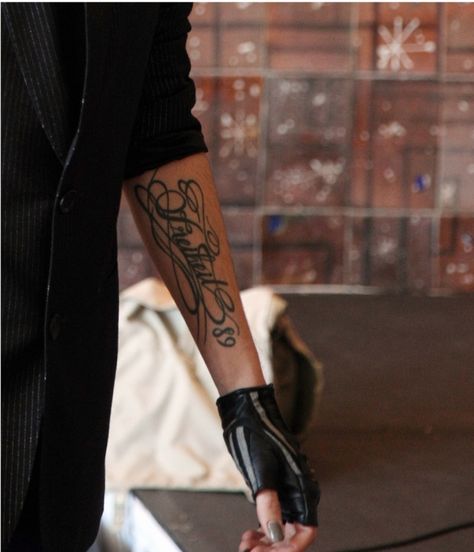 Bill Kaulitz Tattoo, Tattoo Bills, Bill Tattoo, Kaulitz Twins, Tokyo Hotel, Tokyo Hotels, Hotel Motel, Bill Kaulitz, Tom Kaulitz