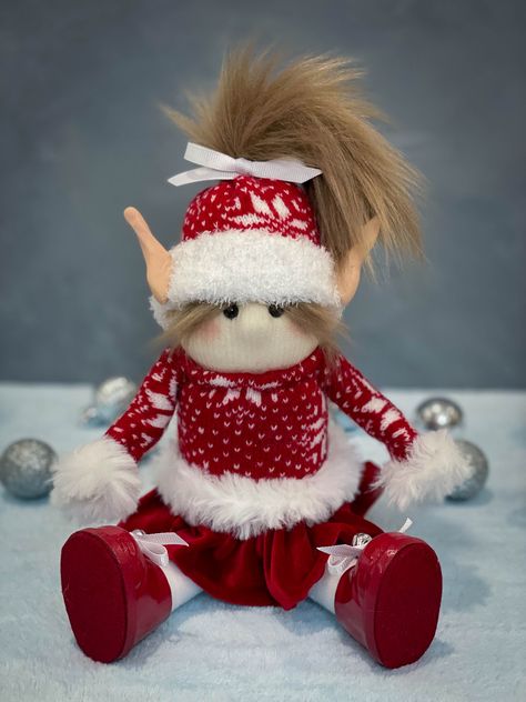 Diy Elf Girl/Elf Girl Gnome Tutorial Gingerbread Gnome Diy, No Sew Gnome, Diy Elf, Gnome Crafts, Handmade Gnomes, Elf Gnome, Gnome Tutorial, Diy Santa, Girl Gnome