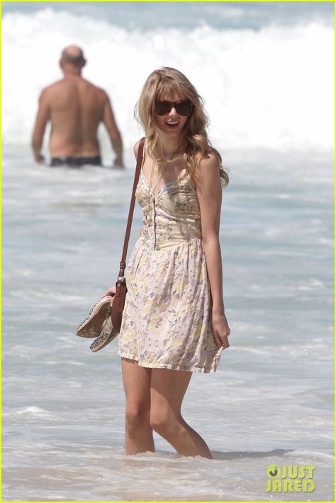 Taylor Swift in a cute summer dress! Taylor Swift Casual, Taylor Swift 2012, Taylor Swift Street Style, Red Era, Estilo Taylor Swift, Swift Photo, All About Taylor Swift, Taylor Swift Outfits, I'm With The Band