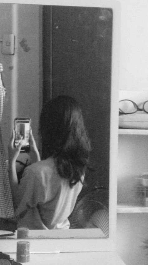 Short Hair Mirror Shot, Mirror Selfie Short Hair, Mirror Selfie Poses Face, Fake Ppl, Aesthetic Blurry Mirror Selfie, Hair Mirror, Black Wavy Hair, Mirror Shot, Cats Photos