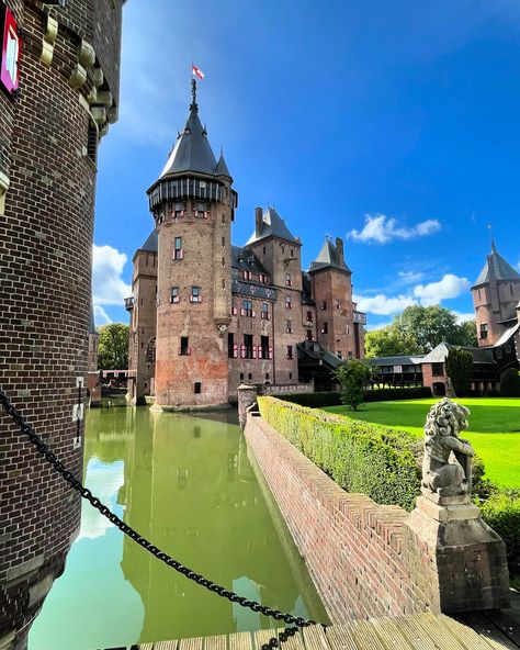 #kasteeldehaar #castle #moat #thenetherlands🇳🇱 Castle Moat, The Netherlands, Castle, Quick Saves