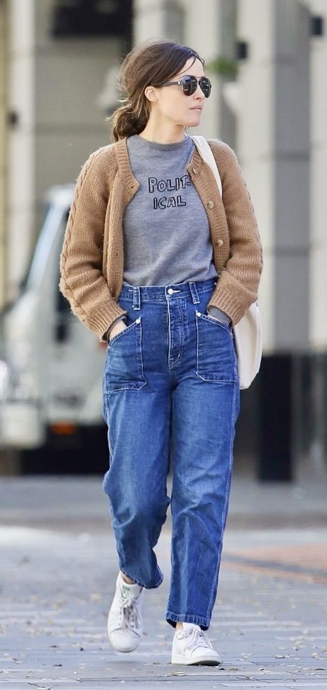 Rose Byrne Street Style Rose Byrne Style, Keri Russell Style, Lucy Hale Outfits, Lucy Hale Style, Simple Style Outfits, Rose Byrne, Mum Fashion, Casual College Outfits, Business Casual Outfits For Women